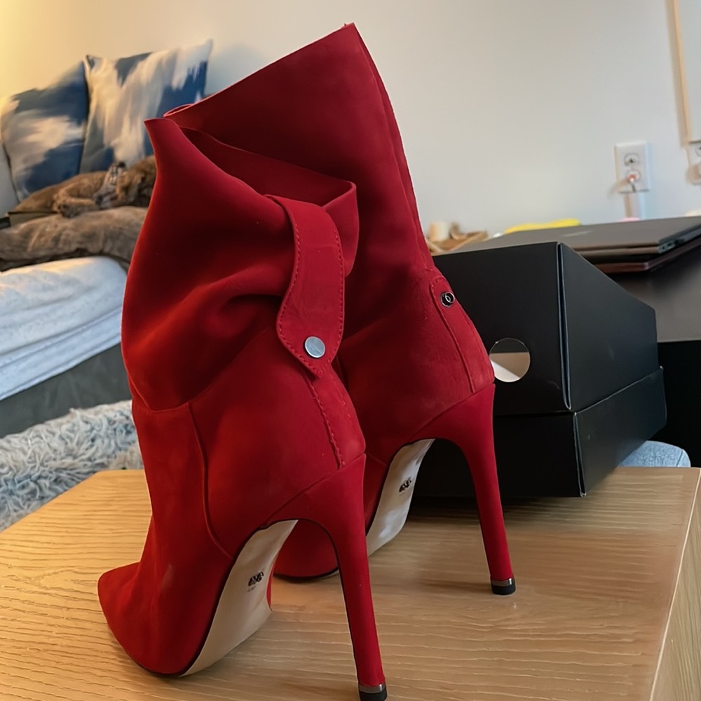 NIB Kenneth Cole Red Suede Slouch Heels
